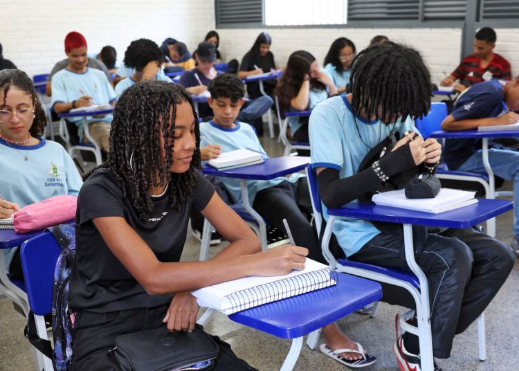 Pagamento da 1ª parcela do programa Pé-de-Meia começa nesta segunda