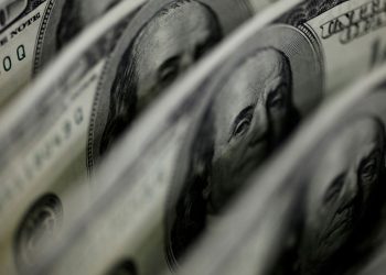 Dólar encosta em R$ 5,25 com agravamento da guerra no Oriente Médio