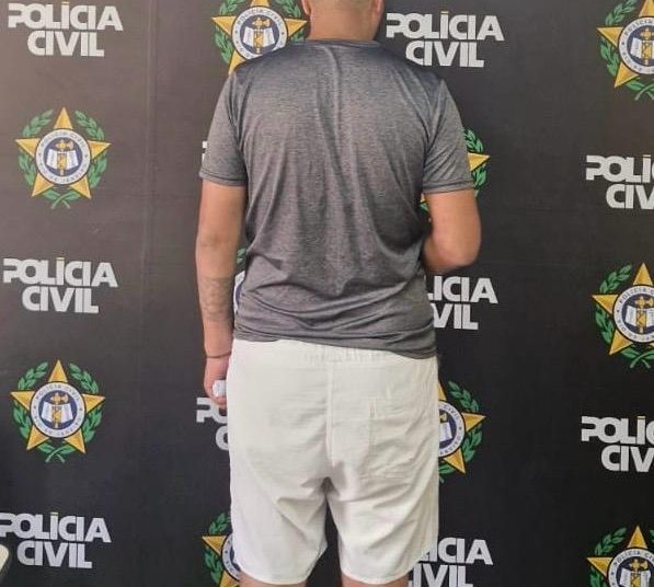 Homem é preso após descumprir medida protetiva e agredir ex-companheira em Campos