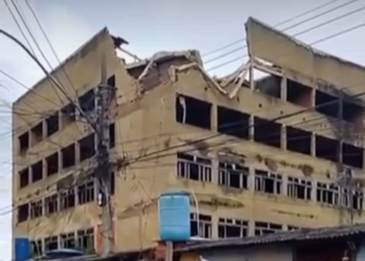 Edifício em Campos apresenta desmoronamento parcial e famílias vizinhas são notificadas pela Defesa Civil 