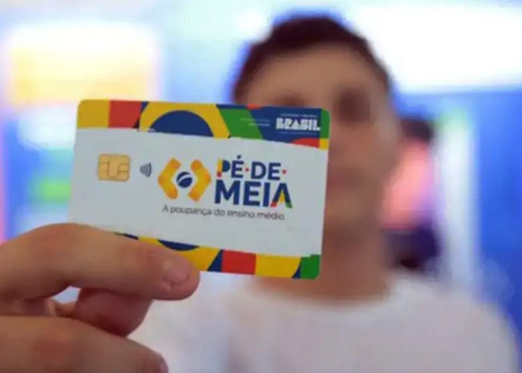 Pé-de-Meia paga incentivos a alunos nascidos em setembro e outubro