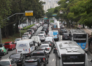 Pode lavar o motor do carro no posto com água sob pressão ou estraga a parte elétrica?