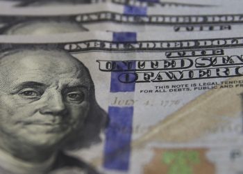 Dólar cai para R$ 5,17 e bolsa sobe com expectativas sobre guerra