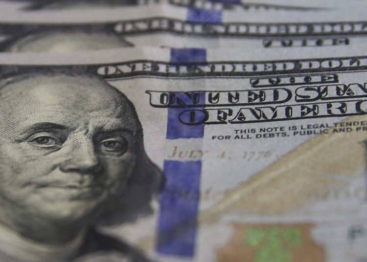Dólar cai para R$ 5,17 e bolsa sobe com expectativas sobre guerra