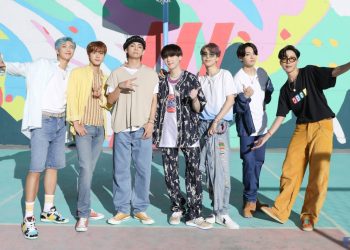 BTS leva multidão a Seul no primeiro show em quase quatro anos
