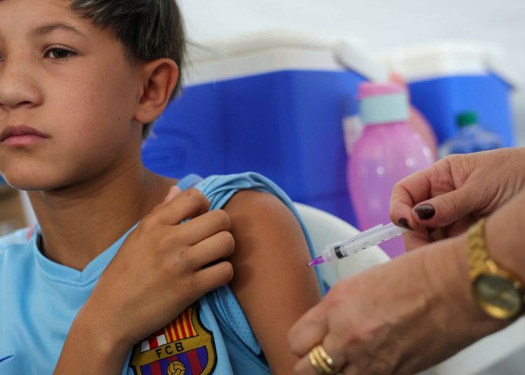 Vacinação de meninos contra o HPV chega a 74% no estado de São Paulo