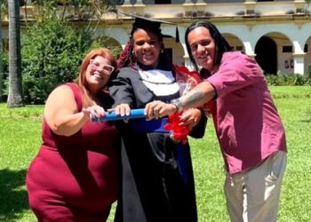 Mulher trans chega à universidade 25 anos após violências na escola