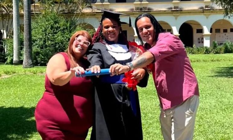 Mulher trans chega à universidade 25 anos após violências na escola