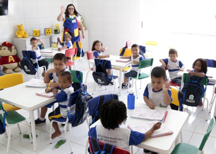 Uma em cada 10 crianças de 4 e 5 anos não vai à creche em 875 cidades