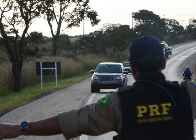 PRF reforça policiamento nas rodovias com a Operação Dia do Trabalho