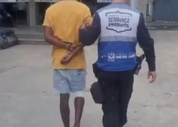 Homem é preso após empurrar mulher e furtar celular em Campos