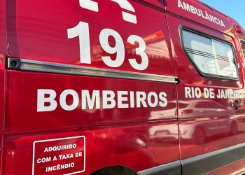 Jovem é socorrido com ferimentos graves após cair de moto em Campos