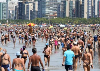 Guia de quiosques no Litoral Paulista para comer bem com o pé na areia