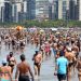 Guia de quiosques no Litoral Paulista para comer bem com o pé na areia