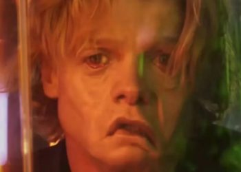 Cara-De-Barro ganha trailer perturbador e revela o filme mais sombrio da DC até agora