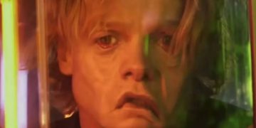 Cara-De-Barro ganha trailer perturbador e revela o filme mais sombrio da DC até agora