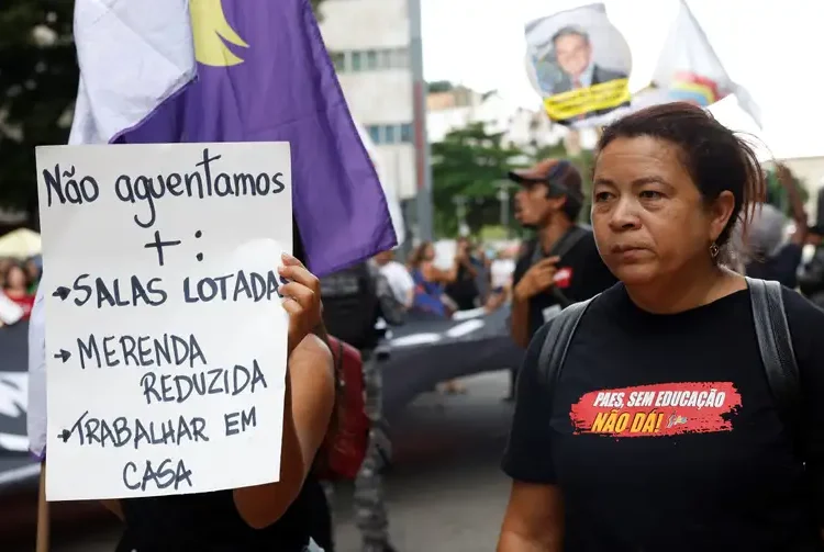 Professores estaduais e municipais do Rio fazem paralisação de 24h