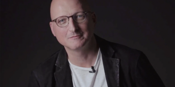 Diretor de documentário sobre Michael Jackson diz que artista ‘era pior do que Epstein’