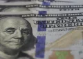 Dólar fecha abaixo de R$ 5 pela primeira vez em mais de dois anos