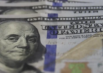 Dólar fecha abaixo de R$ 5 pela primeira vez em mais de dois anos
