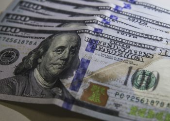 Dólar volta a R$ 5, e bolsa cai com tensão no Oriente Médio