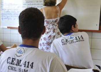 Pé-de-Meia reduz abandono escolar no ensino médio em 43% em dois anos