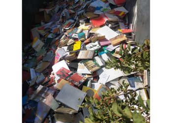 Prefeitura de Osasco joga no lixo livros de biblioteca municipal