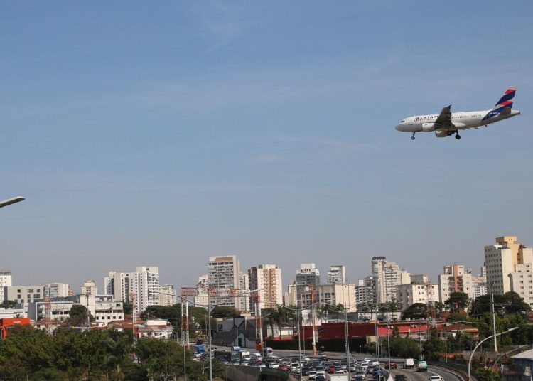 Empresas aéreas terão linha de crédito para enfrentar alta de custos