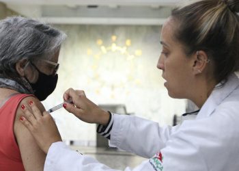 Butantan busca voluntários para teste de vacina da gripe para idosos
