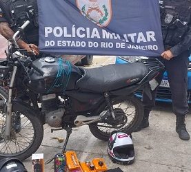 Perseguição policial termina com acidente após suspeitos furtarem loja de celulares em Campos