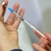 Vacina da gripe não aumenta risco da doença, alerta ministério