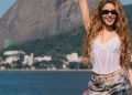 Com ‘kit turista’ e foto no Pão de Açúcar, Shakira desembarca no RJ para show gratuito