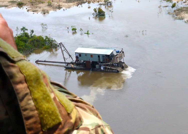 Operação apreende embarcações e estruturas de garimpo ilegal no AM