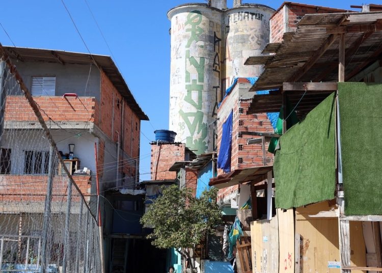 4 em cada 10 brasileiros convivem com facções no bairro, diz pesquisa