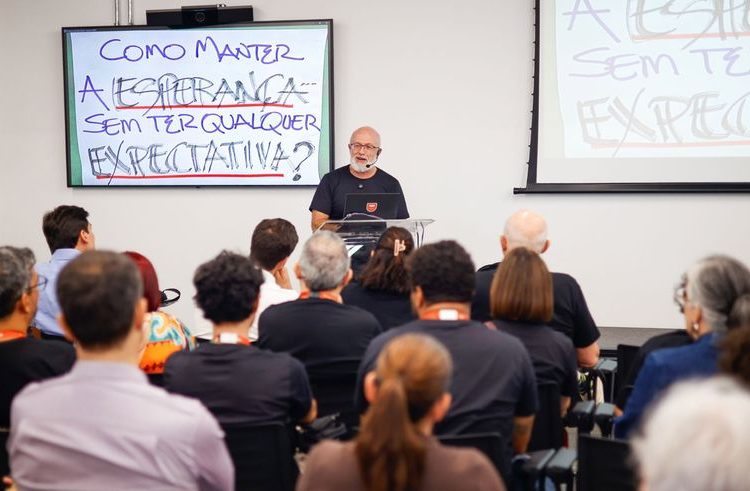 É preciso desaprender para conviver com a IA, explica Silvio Meira 