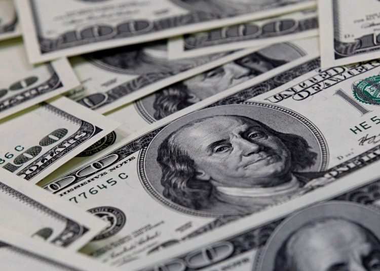 Dólar cai para R$ 4,98, e bolsa sobe em dia de alívio