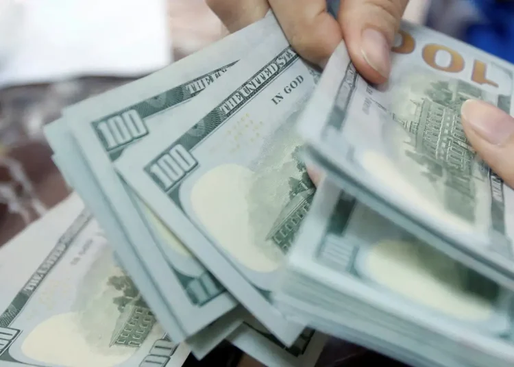 Dólar supera R$ 5 e bolsa cai quase 2% em dia de turbulência
