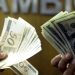 Dólar cai e fecha abaixo de R$ 5, após recuo de Trump no Irã