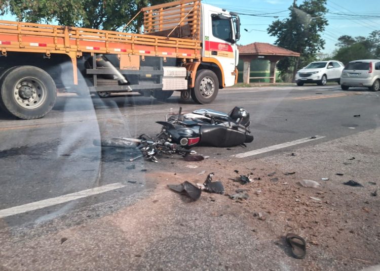 Motociclista fica ferido após colisão com carro na BR-101 em Campos