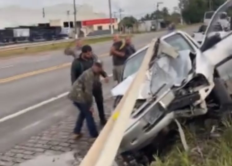 Carro bate em barreira às margens da BR-101 e deixa homem ferido em Campos