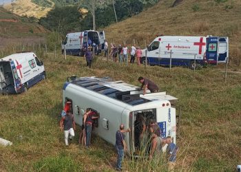 Micro-ônibus do transporte público de Campos tomba e deixa mais de 20 feridos