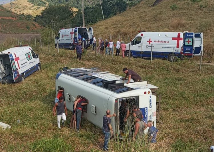 Micro-ônibus do transporte público de Campos tomba e deixa mais de 20 feridos
