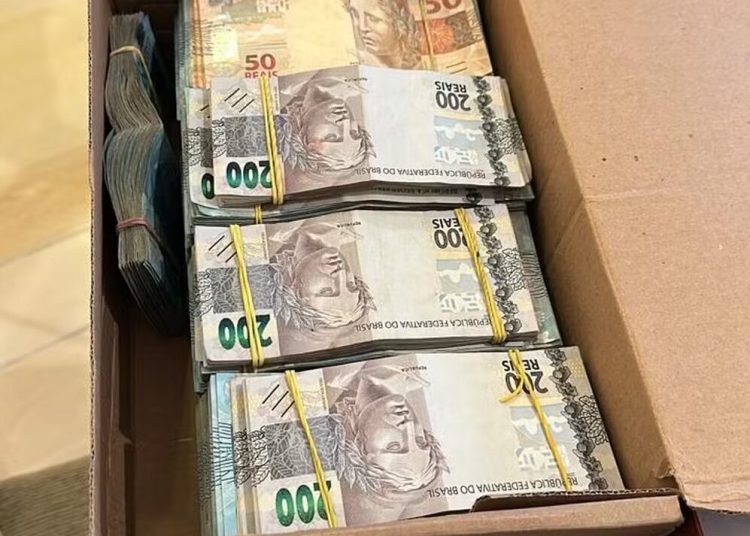 Operação da PF que teve Cláudio Castro como alvo apreende mais de R$ 500 mil na casa de policial civil