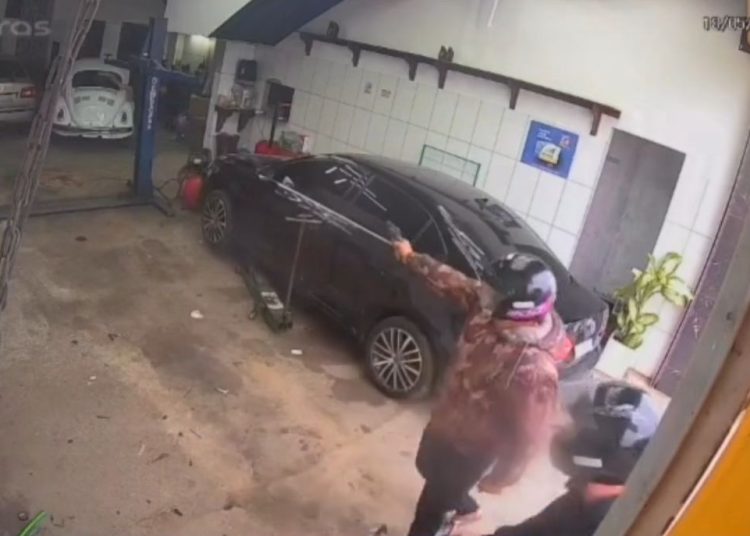 Bandidos invadem oficina, assaltam proprietário e atiram durante fuga em SJB
