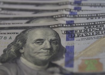 Dólar cai para R$ 5,03 com alívio geopolítico e foco nos EUA