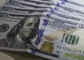 Dólar fecha abaixo de R$ 4,90 pela primeira vez em 28 meses