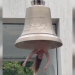 Artista performa nua em sino gigante contra crise climática e gera polêmica