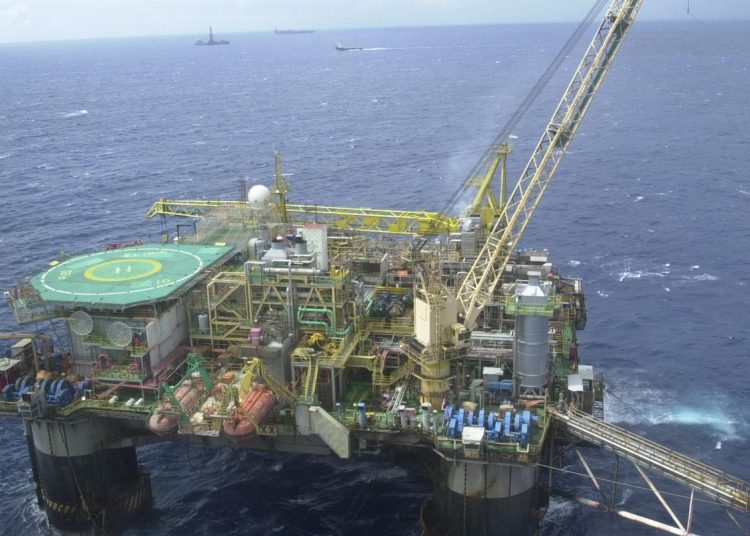 Em meio à guerra no Irã, Brasil bate recorde de produção de petróleo