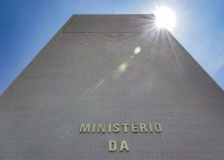 Governo bloqueia R$ 22,1 bi do Orçamento de 2026