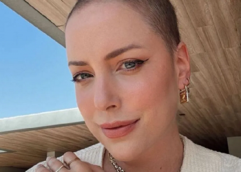 Fabiana Justus comemora fim do tratamento contra câncer e faz fotos com seu médico